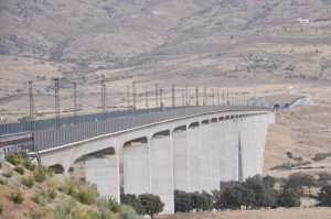 Para que los trenes circulen a 300 km/h, las líneas de alta velocidad requieren pendientes más suaves que una línea convencional, por lo que requieren de mayores túneles y viaductos como este sobre el Arroyo del Valle en Madrid.