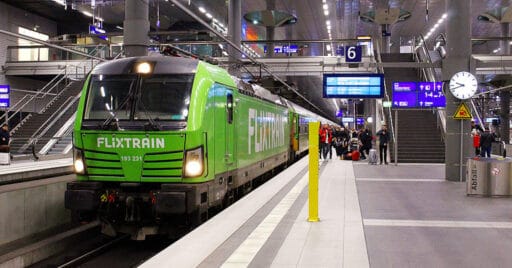 Tren de Flixtrain en Berlín Haupbahnhof, en donde parará el tren nocturno Hamburgo-Múnich. DANAKENIA.